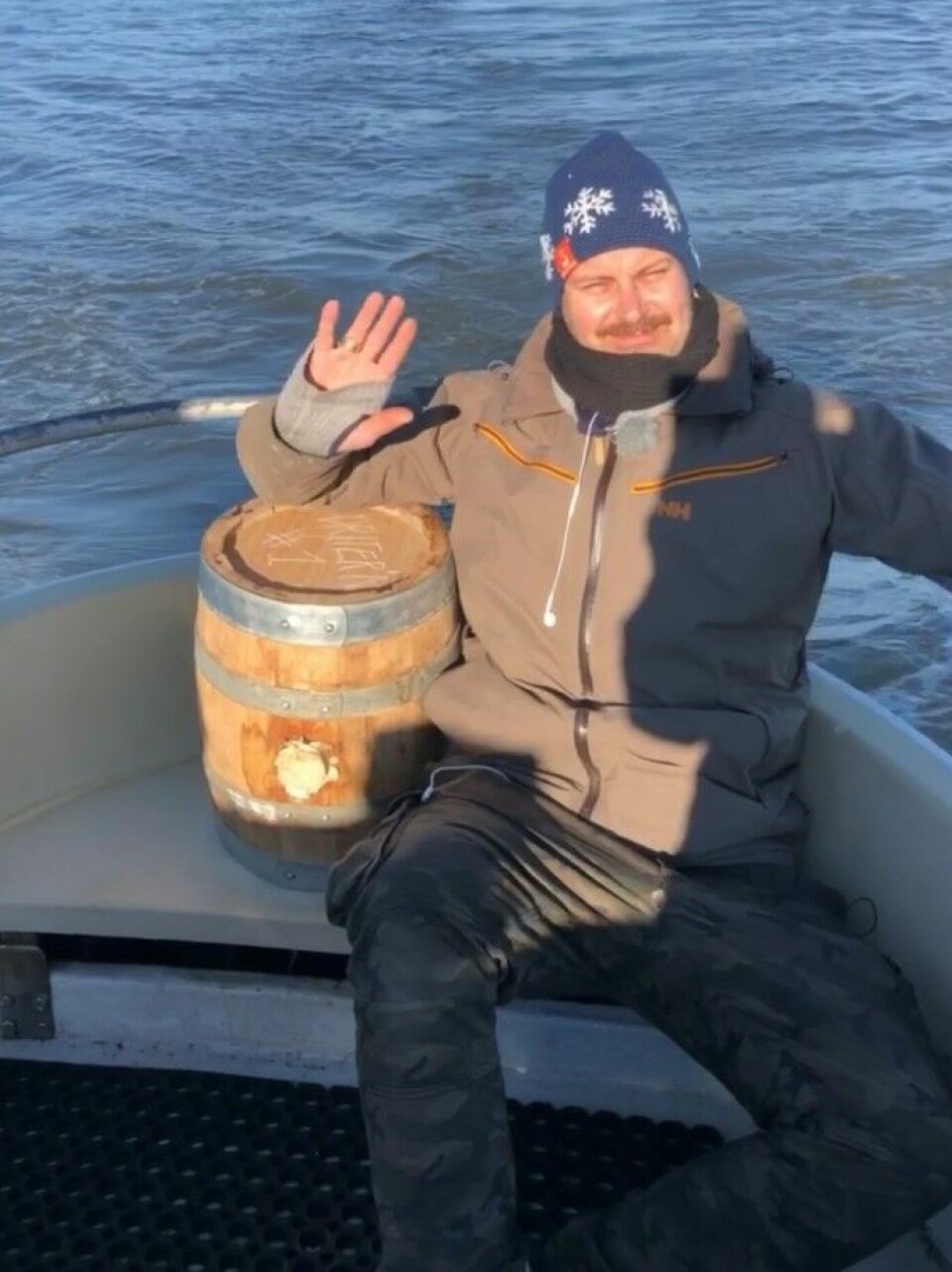 En fornøyd Magnus Stensvik Wilhelmsen passer godt på eiketønna under sjøreisen rundt Driteren. En fornøyd Magnus Stensvik Wilhelmsen under sjøreisen med eiketønna med akevitt som sener har blitt til «Akevitt som har krysset Driter'n 2 ganger».
