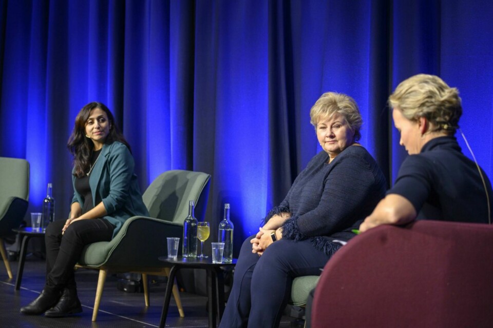 Midt i en panelsamtale om presseetikk på Presselosjens 100-års jubileum holder statsministeren en lang formaning – om faren ved utenlandsk valg-påvirkning. Sammen med henne er Hadia Tajik (Ap) (t.v.) og Ingunn Solheim (NRK) (t.h). Midt i en panelsamtale om presseetikk på Presselosjens 100-års jubileum holder statsministeren en lang formaning – om faren ved utenlandsk valg-påvirkning. Sammen med henne er Hadia Tajik (Ap) (t.v.) og Ingunn Solheim (NRK) (t.h).