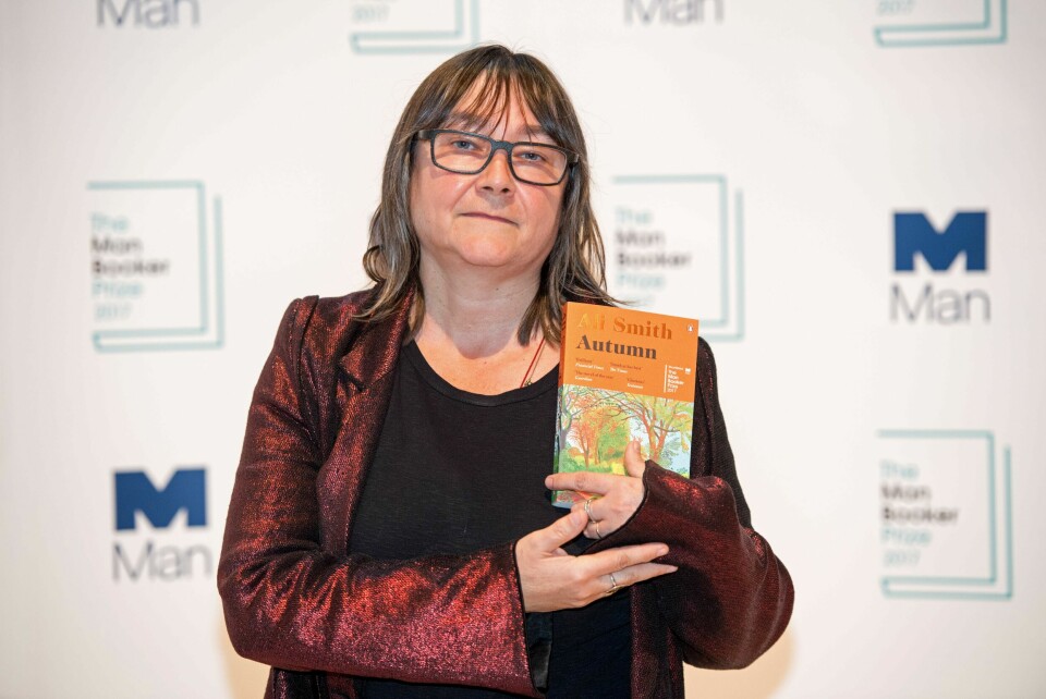 Ali Smith med «Høst», som var nominert til Booker-prisen 2017. Ali Smith med «Høst», som var nominert til Booker-prisen 2017.