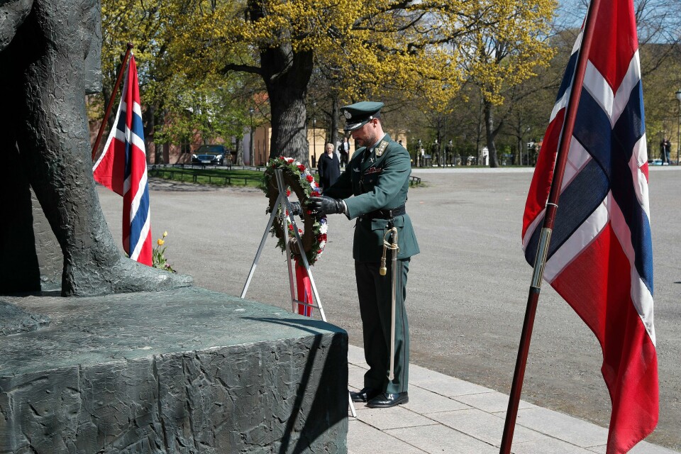 Kronprins Haakon legger ned en krans på Nasjonalmonumentet på Akershus festning på frigjørings- og veterandagen 8. mai. Kronprins Haakon legger ned en krans på Nasjonalmonumentet på Akershus festning på frigjørings- og veterandagen 8. mai. Foto: Torbjørn Kjosvold / POOL / Forsvaret / NTB