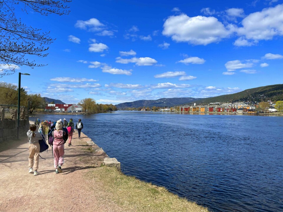 På tur langs elva ved Øvre Sund, også kalt Liersund, og Pølsesvingen. På tur langs elva ved Øvre Sund, også kalt Liersund, og Pølsesvingen.