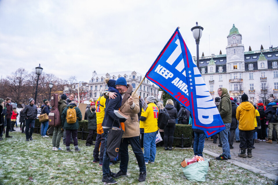 Hans Lysglimt Johansen fra partiet Alliansen gir en meningsfelle en klem under en demonstrasjon mot koronatiltakene på Eidsvoll plass foran Stortinget i Oslo i fjor. Oslo 20201128. Hans Lysglimt Johansen fra partiet Alliansen gir en meningsfelle en klem når Facebook-gruppa «Stop Lockdown: Full gjenåpning av Norge - NÅ» arrangerer demonstrasjon mot koronatiltakene på Eidsvoll plass foran Stortinget i Oslo lørdag.Foto: Håkon Mosvold Larsen / NTB
