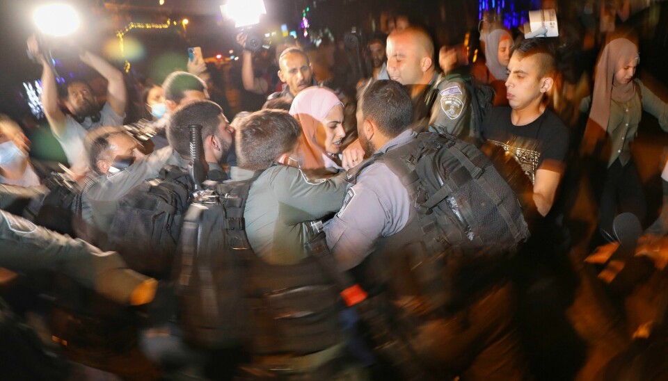 Palestinere og israelsk politi i håndgemeng i Øst-Jerusalem. Palestinere og israelsk politi i håndgemeng i Øst-Jerusalem. Foto: Mahmoud Illean / AP / NTB