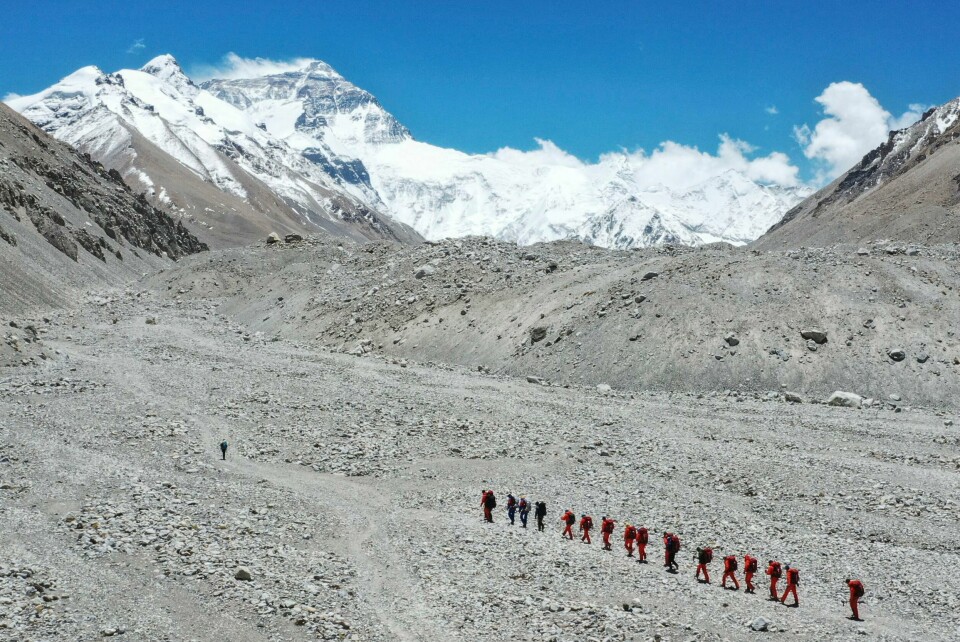 Det har skjedd flere smitteutbrudd på vei opp Mount Everest de siste ukene. Nå vil Kina øke smittevernet på vei opp verdens høyeste fjell. Det har skjedd flere smitteutbrudd på vei opp Mount Everest de siste ukene. Nå vil Kina øke smittevernet på vei opp verdens høyeste fjell. Foto: Jigme Dorje / AP / NTB