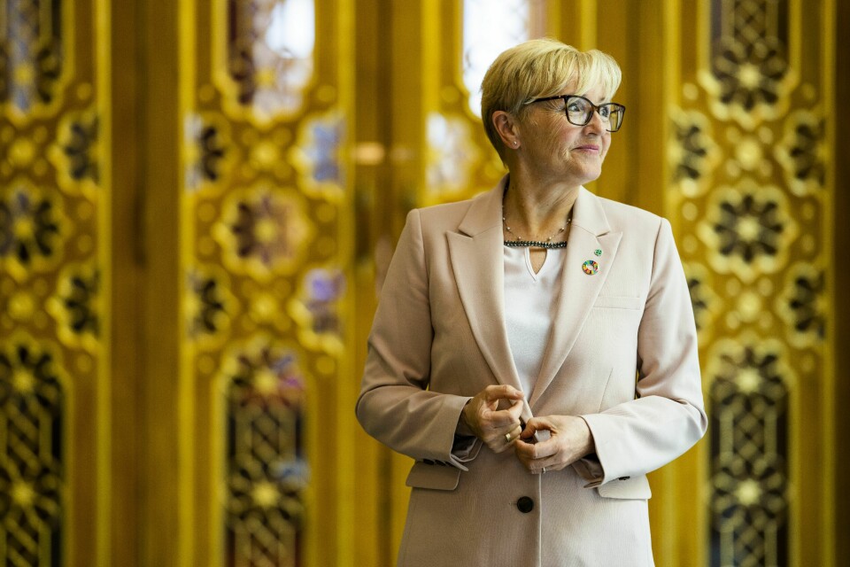 – Jeg vet ikke hva som stod i Liv Signe Navarsetes e-poster, sa Erna Solberg om hackingen da hun henvendte seg direkte til Presselosjens 100-års jubileum. Navarsete sier nå at hun ikke ble hacket. – Jeg vet ikke hva som stod i Liv Signe Navarsetes e-poster, sa Erna Solberg om hackingen da hun henvendte seg direkte til Presselosjens 100-års jubileum. Navarsete sier nå at hun ikke ble hacket.