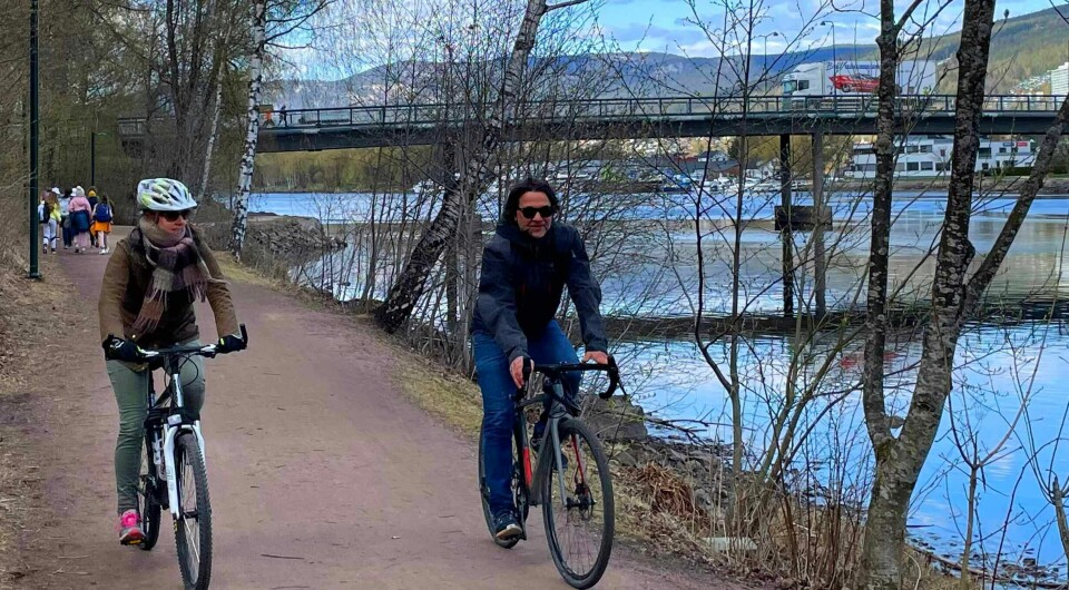 Turveien langs Drammenselva er populær både for syklister og gående, her med Landfalløybrua i bakgrunnen. Brua fra 1967 avløste i sin tid den gamle trebrua fra 1867.