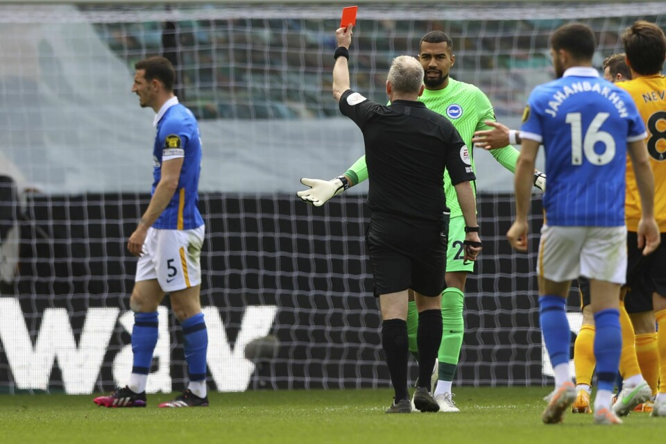 Lewis Dunk (t.v.) både scoret og ble utvist i Brightons 1-2-tap for Wolverhampton. Lewis Dunk (t.v.) både scoret og ble utvist i Brightons 1-2-tap for Wolverhampton. Foto: Naomi Baker / AP / NTB