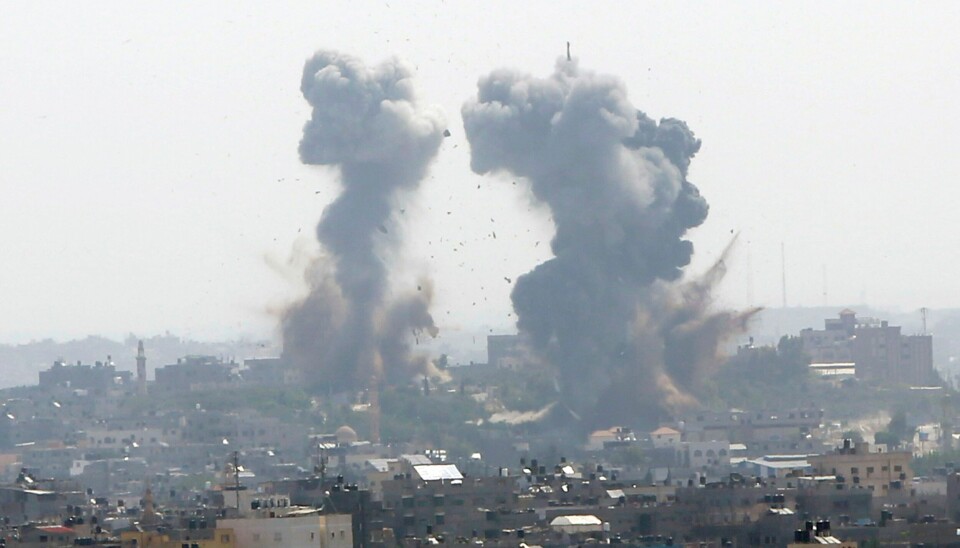 Gaza by i går. Israelske raketter rammer blindt på palestinsk side. Minst ni barn er så langt drept. .