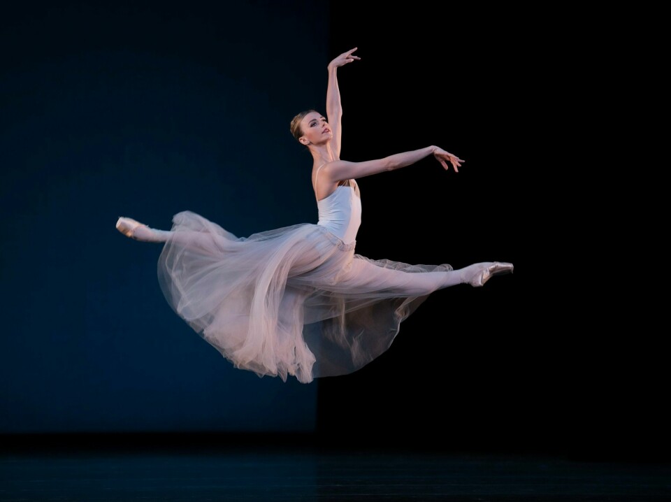 Nasjonalballetten har ny og sammensatt strømmepremiere fredag 14. mai, med et program bestående av Georg Balanchines koreografier «Serenade» og Tschaikovskys «Pas de Deux», samt Dinna Bjørns Bournonville-medley. Her solist Whitney Jensen i «Serenade». Nasjonalballetten har ny og sammensatt strømmepremiere fredag 14. mai, med et program bestående av Georg Balanchines koreografier «Serenade» og Tschaikovskys «Pas de Deux», samt Dinna Bjørns Bournonville-medley. Her Whitney Jensen i «Serenade».