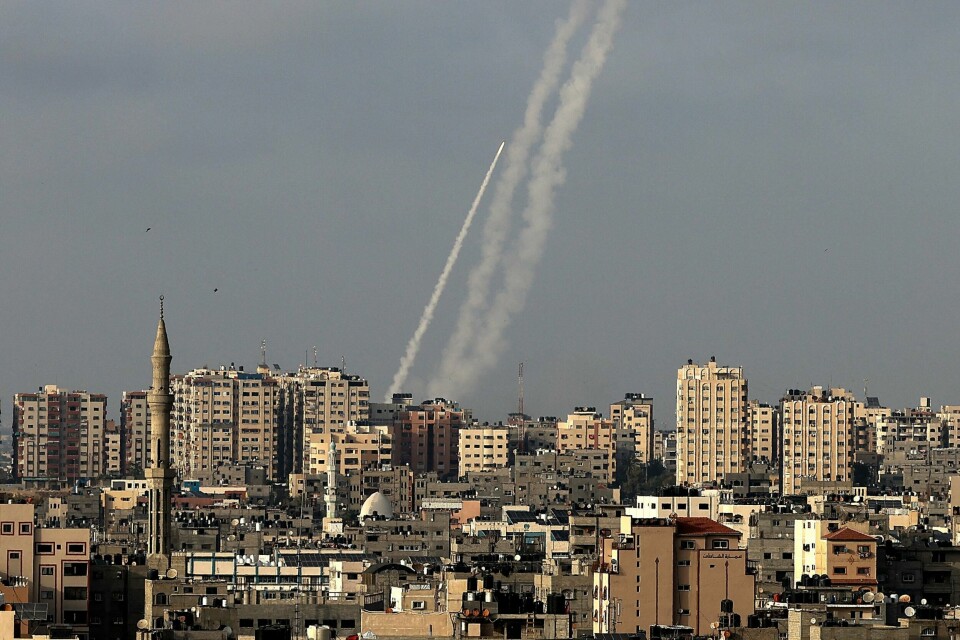 Hamas bekrefter at de har skutt raketter mot Jerusalem, men det er ikke kjent om de har forårsaket skade. Hamas bekrefter at de har skutt raketter mot Jerusalem, men det er ikke kjent om de har forårsaket skade.
