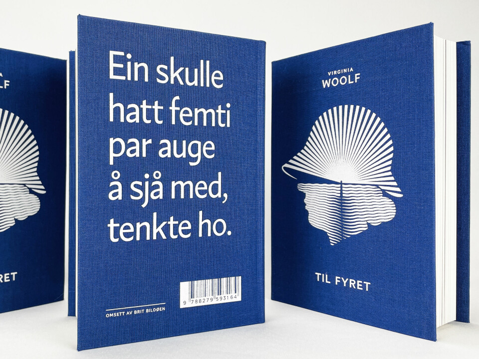 Til fyret av Virginia Woolf, omsett av Brit Bildøen, formgitt av Øystein Vidnes og Andreas Töpfer. Til fyret av Virginia Woolf, omsett av Brit Bildøen, formgitt av Øystein Vidnes og Andreas Töpfer.
