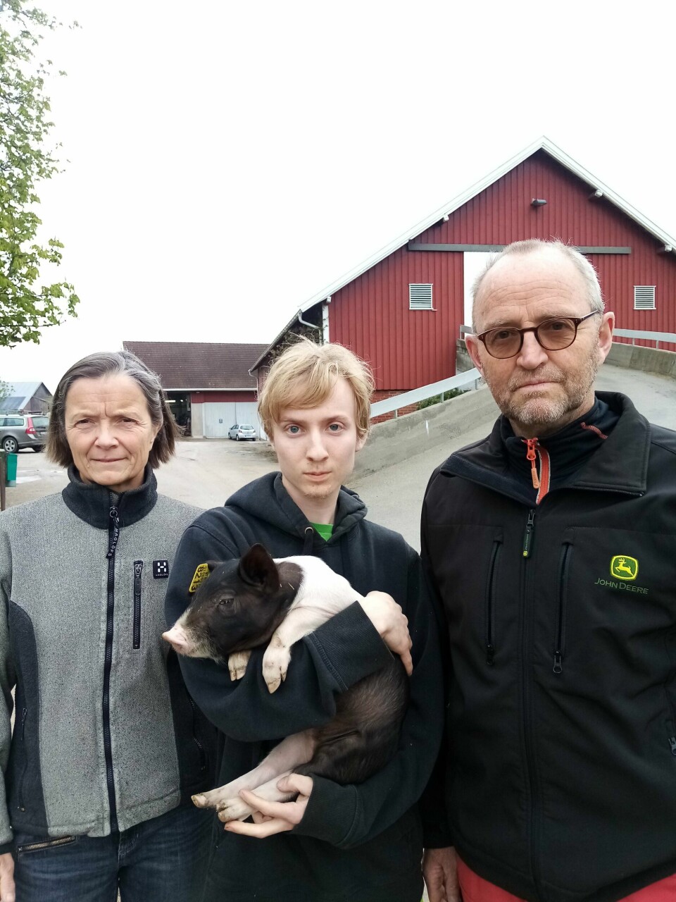 – I 1991 fikk vi 30 kroner kiloet for svinekjøttet, nå får vi 25. Ganske illustrerende for utviklingen, poengterer gårdbruker-paret Solfrid Våset (57) og Ottar Weel (62). Mellom de to lærlingen Jonas Kjelsås (19). – I 1991 fikk vi 30 kroner kiloet for svinekjøttet, nå får vi 25. Ganske illustrerende for utviklingen, poengterer gårdbruker-paret Solfrid Våset (57) og Ottar Weel (62). Mellom de to lærlingen Jonas Kjelsås (19).