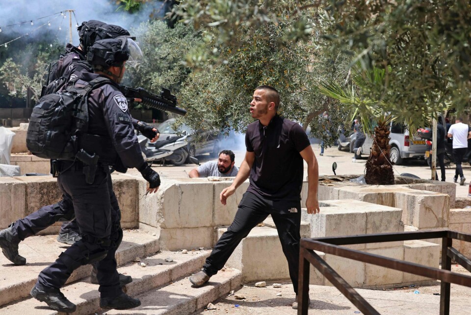 Jerusalem har de siste ukene vært herjet av voldsomme protester. Her en palestinsk demonstrant i disputt med bevæpnede israelske sikkerhetsstyrker. Jerusalem har de siste ukene vært herjet av voldsomme protester. Her en palestinsk demonstrant i disputt med bevæpnede israelske sikkerhetsstyrker.