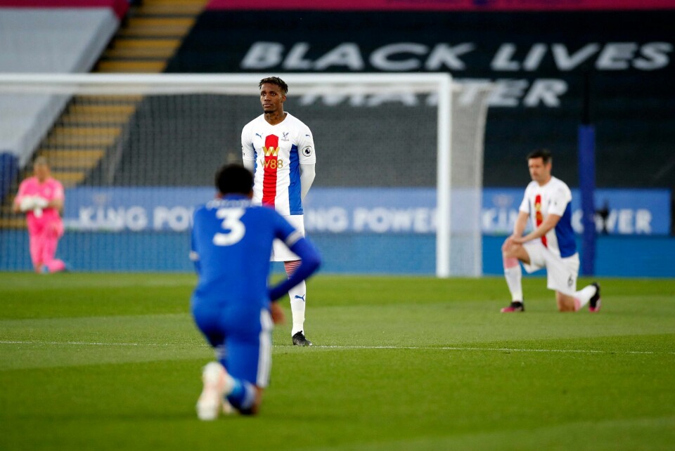Spilleren Wilfried Zaha vil ikke lenger ta kneet før kampstart, skriver Per Emil Skjelbred. Spilleren Wilfried Zaha vil ikke lenger ta kneet før kampstart, skriver Per Emil Skjelbred.
