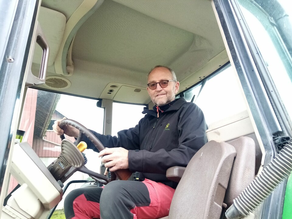– Ansatte i industrien ville utvilsomt gått til streik om timelønna kom ned i 100 kroner slik tilfellet er for mange bønder som driver i det små. Men vi som produserer maten vil jo heller ikke bli uvenner med folket da, resonnerer en betenkt bondelagsleder i Torsnes, Ottar Weel. – Ansatte i industrien ville utvilsomt gått til streik om timelønna kom ned i 100 kroner slik tilfellet er for mange bønder som driver i det små. Men vi som produserer maten vil jo heller ikke bli uvenner med folket da, resonnerer en betenkt bondelagsleder i Torsnes, Ottar Weel.