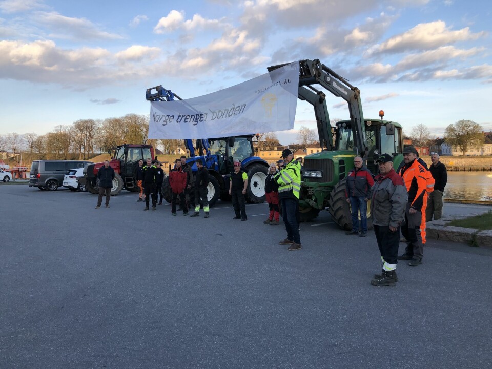 Et 30-talls gårdbrukere var sist uke samlet på Tollbodplassen i Fredrikstad for å vise sin misnøye med regjeringens tilbud i jordbruksoppgjøret. Et 30-talls gårdbrukere var sist uke samlet på Tollbodplassen for å vise sin misnøye med regjeringens tilbud i jordbruksoppgjøret.
