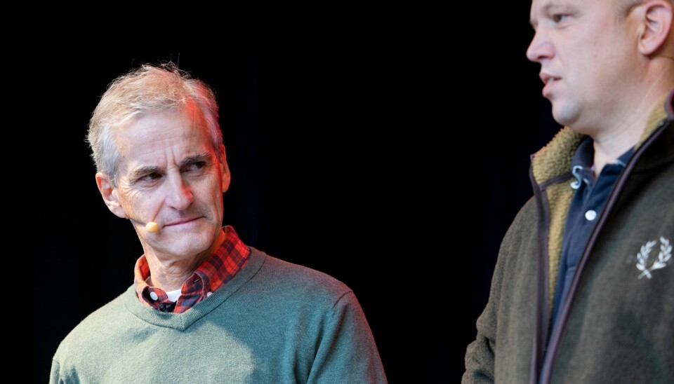 AP-leder Jonas Gahr Støre lytter til SP-leder Trygve Slagsvold Vedum. Og tar velgerne fra ham. .