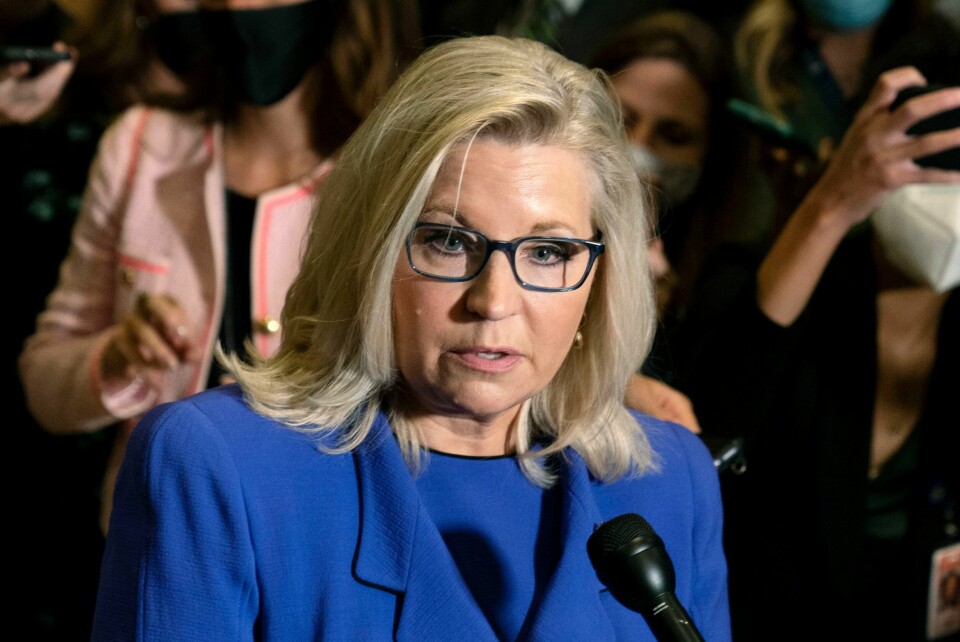 Liz Cheney mistet onsdag toppvervet i Republikanernes partigruppe i Representantenes hus etter at hun har nektet å gi seg i kritikken av tidligere president Donald Trump. Liz Cheney mistet onsdag toppvervet i Republikanernes partigruppe i Representantenes hus etter at hun har nektet å gi seg i kritikken av tidligere president Donald Trump. Foto: Manuel Balce Ceneta / AP / NTB