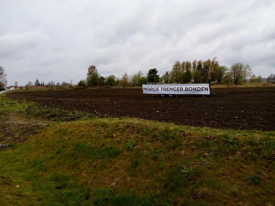 Aksjoner, faner, flagg og plakater preger primærnæringa i mai 2021. Her fra Gudeberg-jordet nord for brohodet. Aksjoner, faner, flagg og plakater preger primærnæringa i mai 2021. Her fra Gudeberg-jordet nord for brohodet.