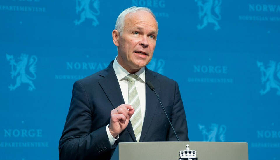 Finansminister Jan Tore Sanner (H) varsler lavere oljepengebruk i neste års statsbudsjett. Finansminister Jan Tore Sanner (H) under pressekonferansen om revidert nasjonalbudsjett for 2021.
