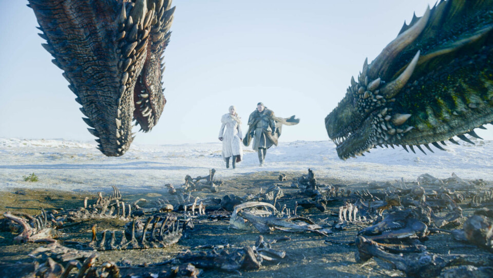 De store konsernenes beste håp i kampen om strømmekunder verden over, er å klare å lage en ny global snakkis som «Game of Thrones». Et øyeblikk kunne det sett ut som en happy ending – men den gang ei, da hadde det ikke vært «Game of Thrones». Emilia Clarke og Kit Harington holdt sine rollekarakterer i live helt til siste slutt, bokstavelig talt. Foto: AP