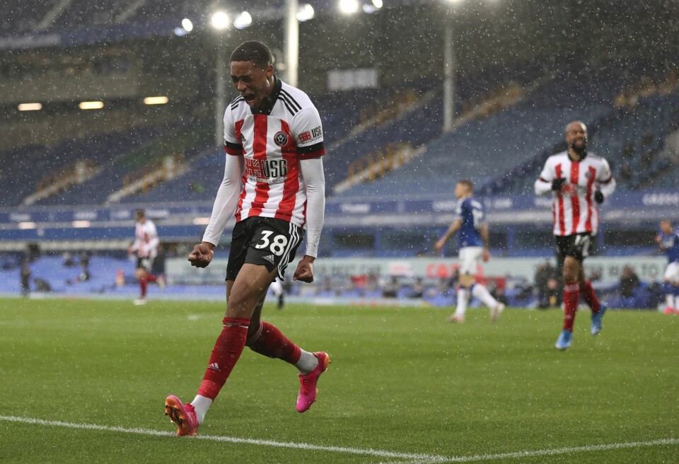 17-årige Daniel Jebbison jubler etter å ha scoret Sheffield Uniteds vinnermål i bortekampen mot Everton. 17-årige Daniel Jebbison jubler etter å ha scoret Sheffield Uniteds vinnermål i bortekampen mot Everton. Foto: Alex Pantling, Pool via AP / NTB