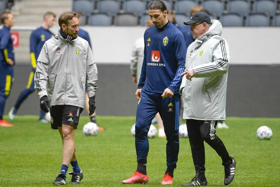 Zlatan Ibrahimovic og landslagssjef Janne Andersson (t.h) snakker sammen under en trening i mars. Zlatan Ibrahimovic og landslagssjef Janne Andersson (t.h) snakker sammen under en trening i mars. Foto: Janerik Henriksson / TT / NTB