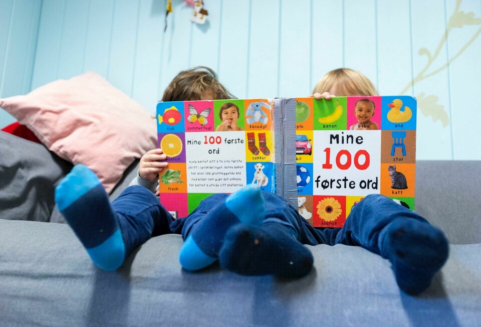 Gutter leser fortsatt mindre enn jenter. (Illustrasjonsbilde). Gutter og lesing.