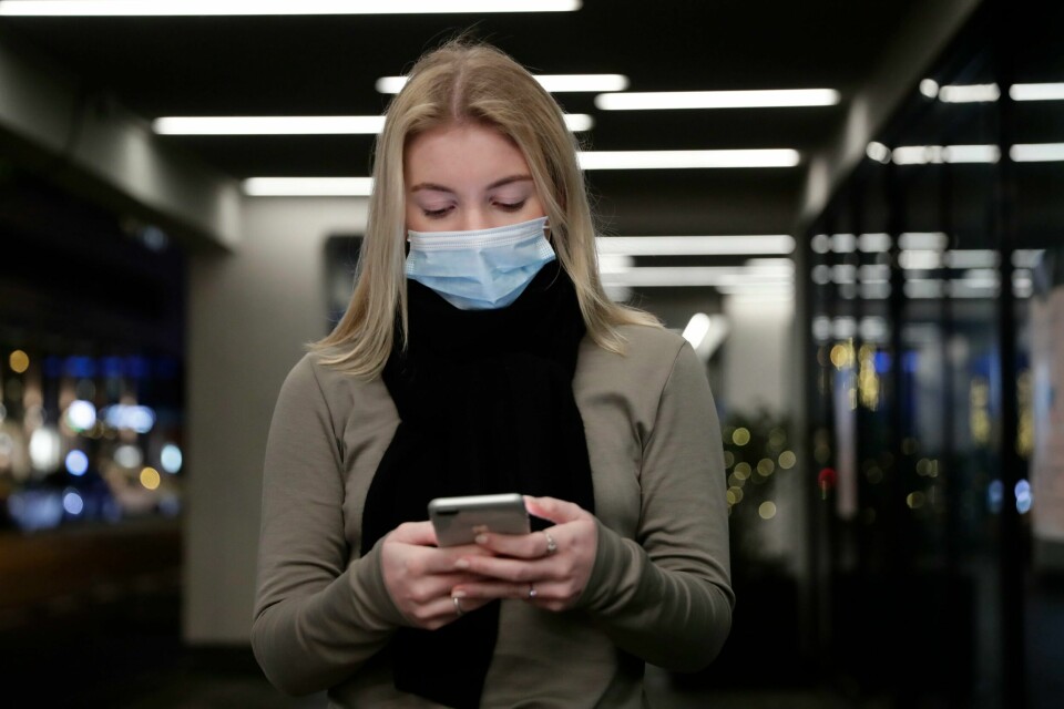 Nordmenn rammes for tiden av hyppige forsøk på mobilsvindel, en del av et omfattende internasjonalt angrep. Telenor advarer sine kunder om å ikke trykke på ukjente lenker. Illustrasjonsfoto. De yngste og eldste sliter mest med å skille mellom redaksjonelt og kommersielt innhold, viser en ny undersøkelse fra Medietilsynet. Illustrasjonsfoto: Berit Roald / NTB