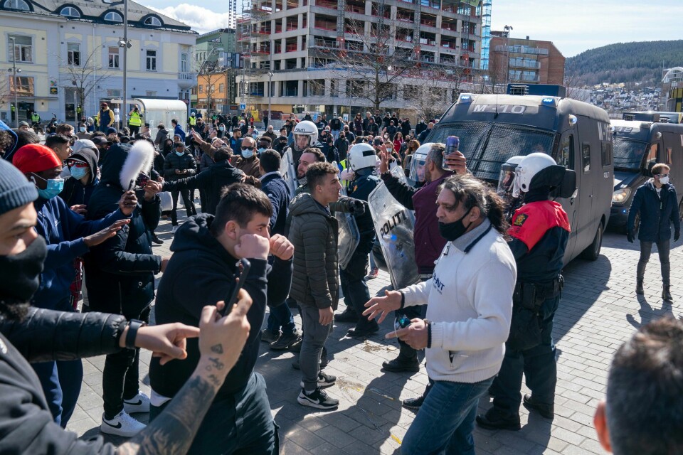 Motdemonstranter prøvde å stoppe SIAN (Stopp Islamiseringen av Norge) fra å demonstrere på Strømsø Torg i Drammen. Motdemonstranter prøvde å stoppe SIAN (Stopp Islamiseringen av Norge) fra å demonstrere på Strømsø Torg i Drammen.
