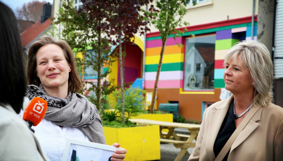 Onsdag ble det kjent at Gladmat får 500.000 kroner av Sparebanken Vest. Daglig leder i Gladmat, Maren Skjelde (f.v.), og banksjef i Sparebanken Vest, Karen M. Nilsen møttes på Nytorget. Onsdag ble det kjent at Gladmat får 500.000 kroner av Sparebanken Vest. Daglig leder i Gladmat, Maren Skjelde (f.v.), og banksjef i Sparebanken Vest, Karen M. Nilsen møttes på Nytorget.