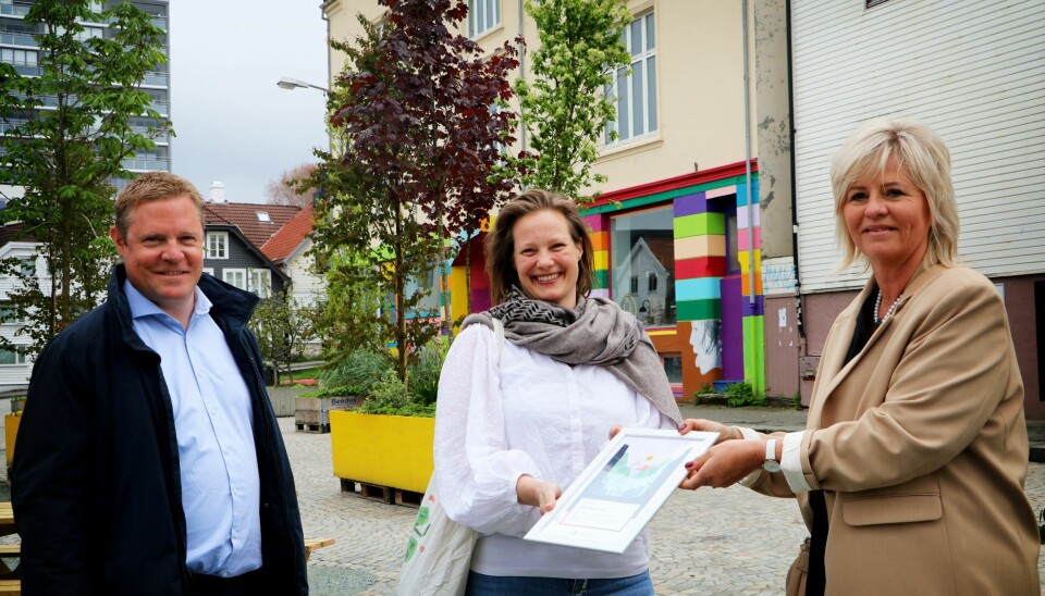 Onsdag ble det kjent at Gladmat får 500.000 kroner av Sparebanken Vest. Daglig leder i Gladmat, Maren Skjelde (midten), banksjef i Sparebanken Vest, Karen M. Nilsen (f.h.) og seniorrådgiver i Sparebanken Vest, Glenn Stangeland, møttes på Nytorget. Onsdag ble det kjent at Gladmat får 500.000 kroner av Sparebanken Vest. Daglig leder i Gladmat, Maren Skjelde (midten), banksjef i Sparebanken Vest, Karen M. Nilsen (f.h.) og seniorrådgiver i Sparebanken Vest, Glenn Stangeland, møttes på Nytorget.