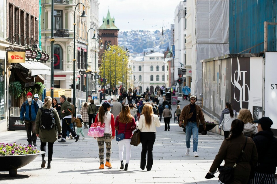 Karl Johans gate våknet raskt til liv etter at Oslo åpnet butikker i mai. Nå er det enda flere tiltakslettelser for hovedstaden. Det er registrert 32 nye koronasmittede i Oslo siste døgn. Det er 31 færre enn på søndag, og 104 færre enn samme dag forrige uke.Foto: Berit Roald / NTB