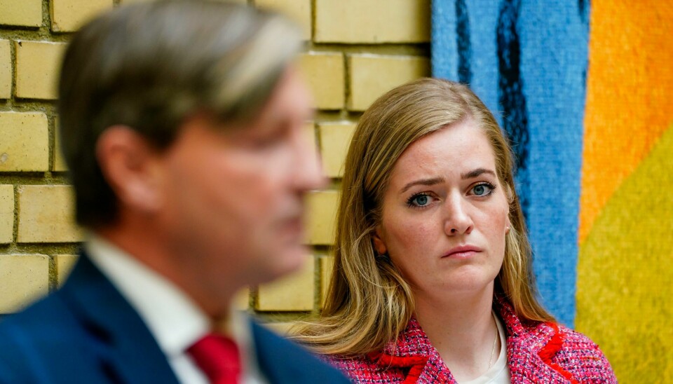 Saksordfører Emilie Enger Mehl fra Senterpartiet og Christian Tybring Gjedde (FrP, i forgrunnen) etter at Utenriks- og forsvarskomiteen avga saken om Bergen Engines-salget onsdag.