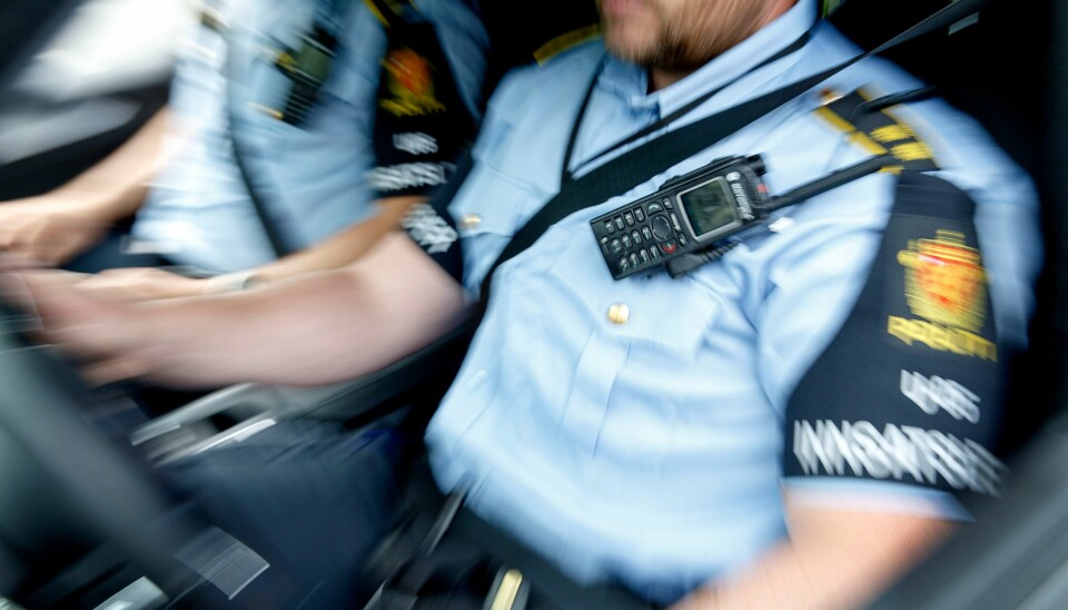 Illustrasjonsfoto. OSLO 20160620.Politiet i arbeid. Politiet under et oppdrag. Innsatsleder, med armbind med tekst, logo og med radiosamband.Modellklarert til redaksjonell bruk.Foto: Gorm Kallestad / NTB