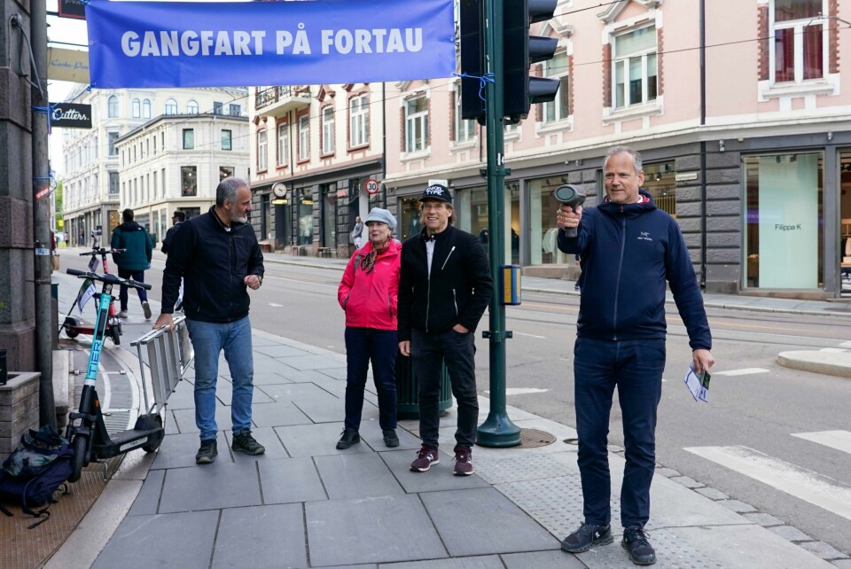 Fotgjengerforeningen La oss ta fortauene tilbake gjennomførte tirsdag fartsmåling av elsparkesykler på fortau og i parker i Oslo. F.v. Hallvard Müller, Jan Bøhler (Sp), Janecke Hagevik og Stein Leikanger Fotgjengerforeningen La oss ta fortauene tilbake gjennomførte tirsdag fartsmåling av elsparkesykler på fortau og i parker i Oslo. F.v. Hallvard Müller, Jan Bøhler (Sp), Janecke Hagevik og Stein Leikanger Foto: Lise Åserud / NTB
