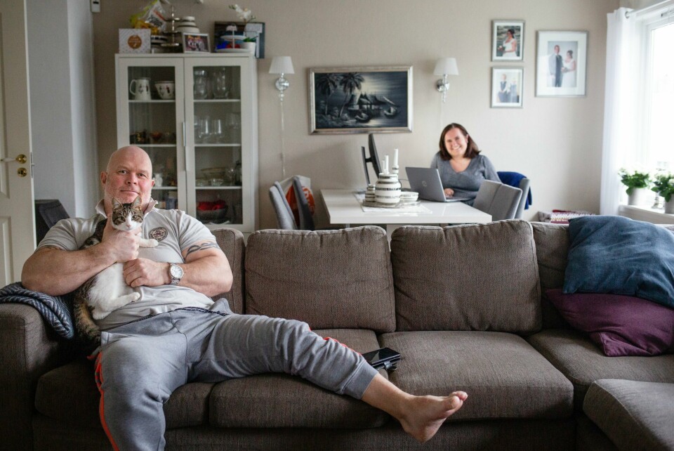 Per Åge og Reni Liland er veldig glad i det selskapet Lewis gir dem. Per Åge spesielt, som er hjemme etter en hofteoperasjon, har satt ekstra pris på å ha noen andre å prate med når kona og barna er borte. I FARS ARMER: Per Åge og Reni Liland er veldig glad i det selskapet Lewis gir dem. Per Åge spesielt, som er hjemme etter en hofteoperasjon, har satt ekstra pris på å ha noen andre å prate med når kona og barna er borte.