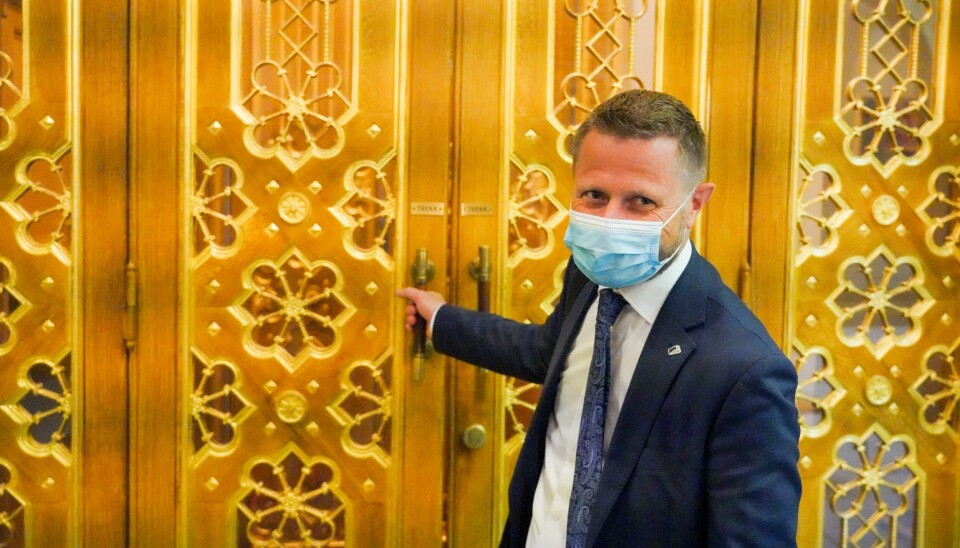 I alt 78 prosent av oss er positive til fortsatt bruk av munnbind. Her går helse- og omsorgsminister Bent Høie (H) foran som et godt eksempel. Helseminister Bent Høie (H) vil korte ned helsekøene. Foto: Ole Berg-Rusten / NTB