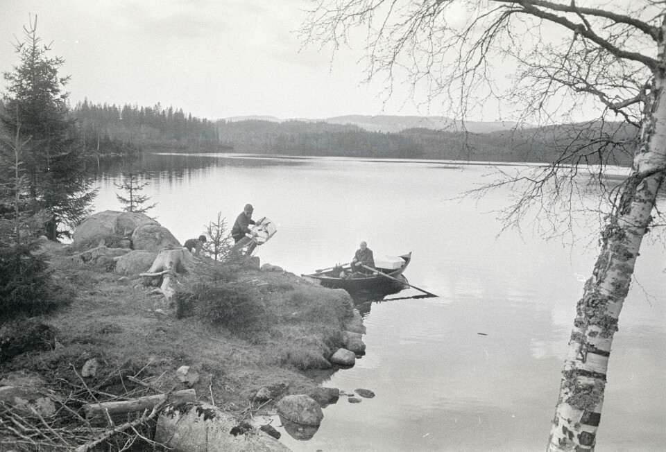 Rusefangst i Lille Sandungen. Henry Berg og Karsten Tverrved (i båten) mai 1972. Rusefangst i Lille Sandungen. Henry Berg og Karsten Tverrved (i båten) mai 1972.