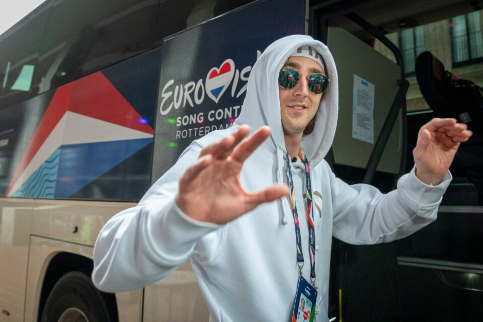 Tix går om bord i bussen før avreise til Rotterdam Ahoy. Tix går om bord i bussen før avreise til Rotterdam Ahoy. Foto: Heiko Junge / NTB