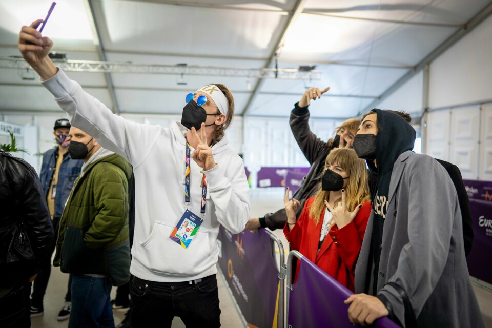 Tix fikk tid til en selfie med det italienske bandet Måneskin i køen på koronatestsenteret. Tix fikk tid til en selfie med det italienske bandet Måneskin i køen på koronatestsenteret. Foto: Heiko Junge / NTB