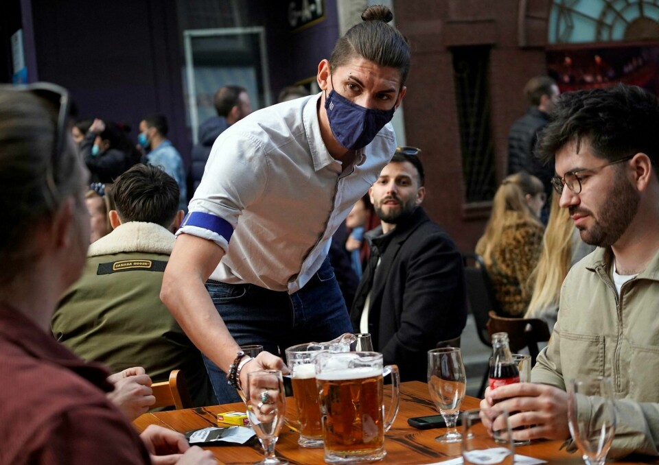 Puber og spisesteder åpnet først utendørs, deretter innendørs, i Storbritannia. Neste skritt i gjenåpningen er usikker på grunn av den mer smittsomme indiske varianten. Her fra en bar i Soho i London. Puber og spisesteder åpnet først utendørs, deretter innendørs, i Storbritannia. Neste skritt i gjenåpningen er usikker på grunn av den mer smittsomme indiske varianten. Her fra en bar i Soho i London.