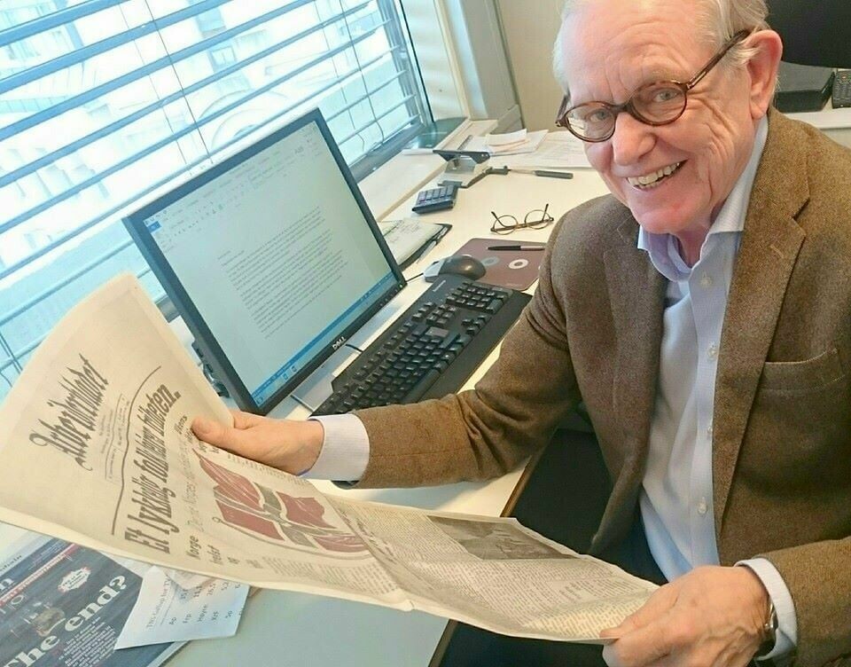 Arne Strand studerer den historiske, første frihetsavisen som Arbeiderbladet trykket etter freden i 1945. Selv har Strand brukt karrieren på å videreføre avisarven etter den tids sjefredaktør Martin Tranmæl.