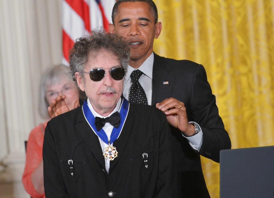 Hele verden har markert Bob Dylans 80-årsdag 24. mai. Her mottar Dylan presidentens frihetsmedalje av Barack Obama i 2012. Rolf Schreiner markerer dagen ved å skrive om en av Dylans viktigste sanger, «The Lonesome Death of Hattie Carroll». Hele verden har markert Bob Dylans 80-årsdag 24. mai. Her mottar Dylan presidentens frihetsmedalje av Barack Obama i 2012. Rolf Schreiner markerer dagen ved å skrive om en av Dylans viktigste sanger, «The Lonesome Death of Hattie Carroll».
