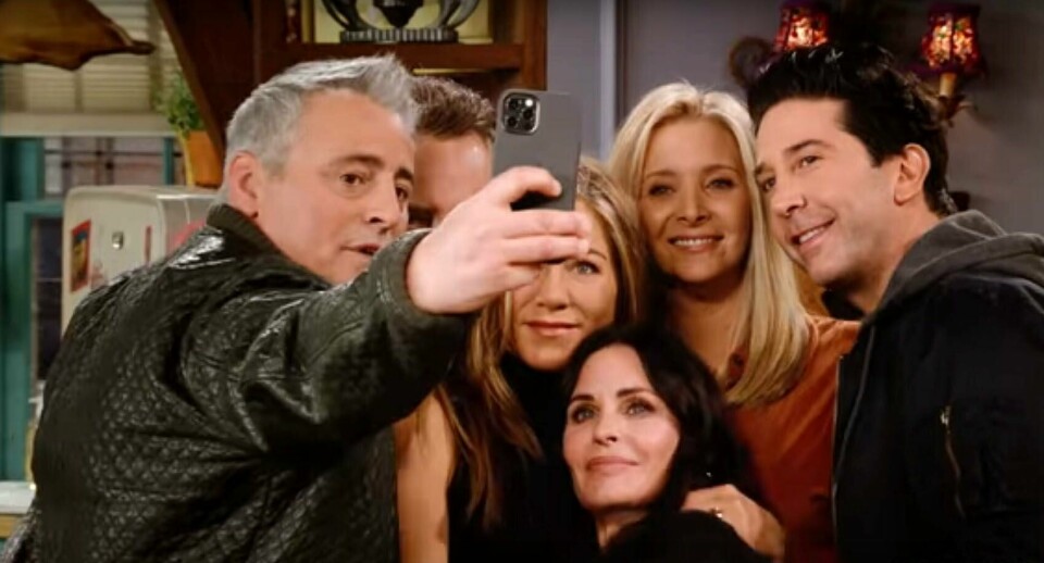17 år etter at de forlot tidenes mest sette situasjonskomedie på TV er de tilbake på strømming. Mange TV-seeres vennegjeng har møttes til en selfie og mimrestund i «Friends: The Reunion». Bildet er en skjermdump fra den to minutters promoen til programmet. Joey er blitt grå i håret, men ellers er de evige vennene godt gjenkjennbare – der de blir å se i «Friends: The Reunion». Skjermdump fra traileren / YouTube