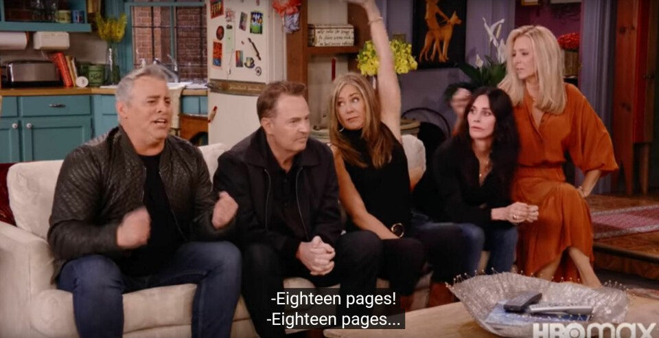 17 år eldre, men lett gjenkjennelige. Vennegjengen er tilbake i sofaen i den kjente leiligheten fra serien. Her tester Ross de andre i «Friends»-relaterte spørsmål i «Friends: The Reunion». Bilde er skjermdump av gjenforenings-showet som kommer på HBO Nordic den 27. mai. Tilbake i sofaen – for en gjettekonkurranse viet «Friends»-spørsmål, som her: Hvor mange sider Rachels brev til Ross var. Skjermdump / YouTube