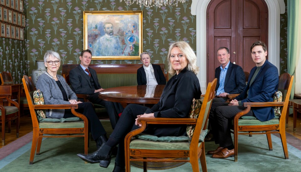 Nobelkomiteen før et komitémøte på møterommet i Nobelinstituttet. Fra venstre: Anne Enger (oppnevnt av Senterpartiet), Asle Toje (oppnevnt av Fremskrittspartiet), Berit Reiss-Andersen (komiteens leder, oppnevnt av Arbeiderpartiet), Kristin Clemet (oppnevnt av Høyre), Olav Njølstad (sekretær) og Jørgen Watne Frydnes (oppnevnt av Arbeiderpartiet).