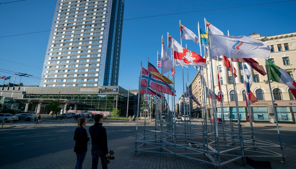Flagget til den hviterussiske opposisjonen vaier i vinden i Riga. Foto: Flagget til den hviterussiske opposisjonen vaier i vinden i Riga. Foto: Martins Zilgalvis/F64 Agency via AP / NTB