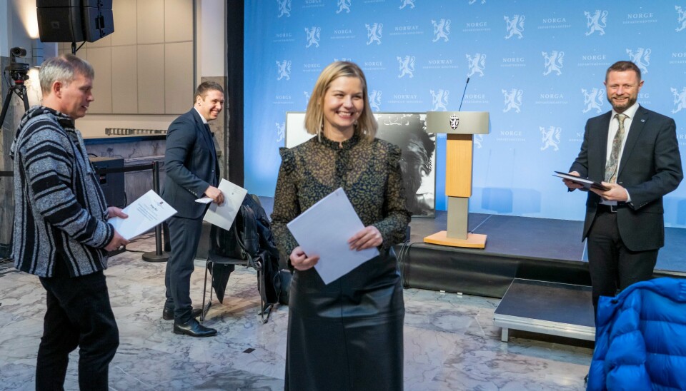 Leder i Foreningen for human narkotikapolitikk Arild Knutsen (t.v.) og leder i RIO Rusmisbrukernes Interesseorganisasjon Kenneth Arctander Johansen lytter til helse- og omsorgsminister Bent Høie og kunnskaps- og integreringsminister Guri Melby under presentasjonen av regjeringens forslag til rusreform. Leder i Foreningen for human narkotikapolitikk Arild Knutsen (t.v.) og leder i RIO Rusmisbrukernes Interesseorganisasjon Kenneth Arctander Johansen lytter til helse- og omsorgsminister Bent Høie og kunnskaps- og integreringsminister Guri Melby under presentasjonen av regjeringens forslag til rusreform.