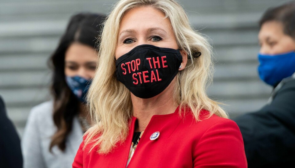 Republikaneren Marjorie Taylor Greene er i hardt vær igjen. (FILES) In this file photo taken on January 4, 2021 US Representative Marjorie Taylor Greene, Republican of Georgia, holds up a 'Stop the Steal' mask while speaking with fellow first-term Republican members of Congress on the steps of the US Capitol in Washington, DC. - A newly elected Republican congresswoman known for promoting QAnon conspiracy theories accused Twitter of censorship on January 17, 2021 after her account was temporarily suspended for 'multiple violations'. Marjorie Taylor Greene was hit with the 12-hour suspension after she tweeted claims of alleged election fraud in Georgia, her home state. (Photo by SAUL LOEB / AFP)
